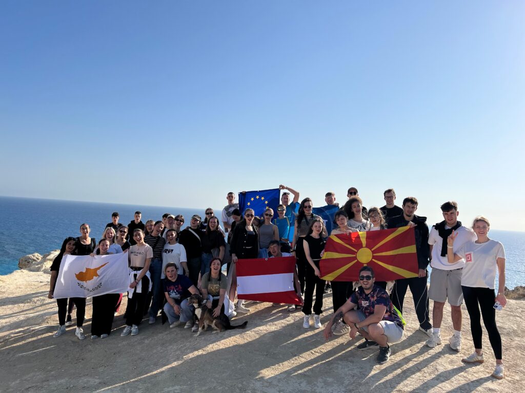 Gruppenfoto Eine große Gruppe junger Menschen mit Flaggen vom Erasmus+ Projekt